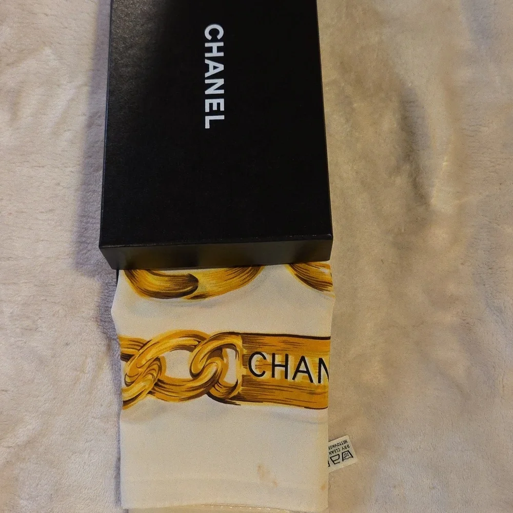 CHANEL 31Rue‎ Cambon Cream and Gold Chain Motif Scarf